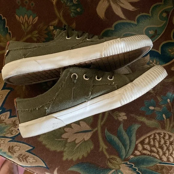 Tommy Bahama Distressed Sneakers - Picture 9 of 16